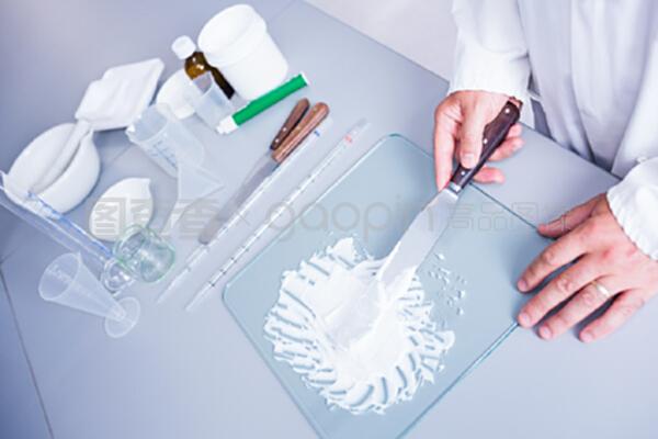 实验室的告别 一位生物化学家与药品研发之路